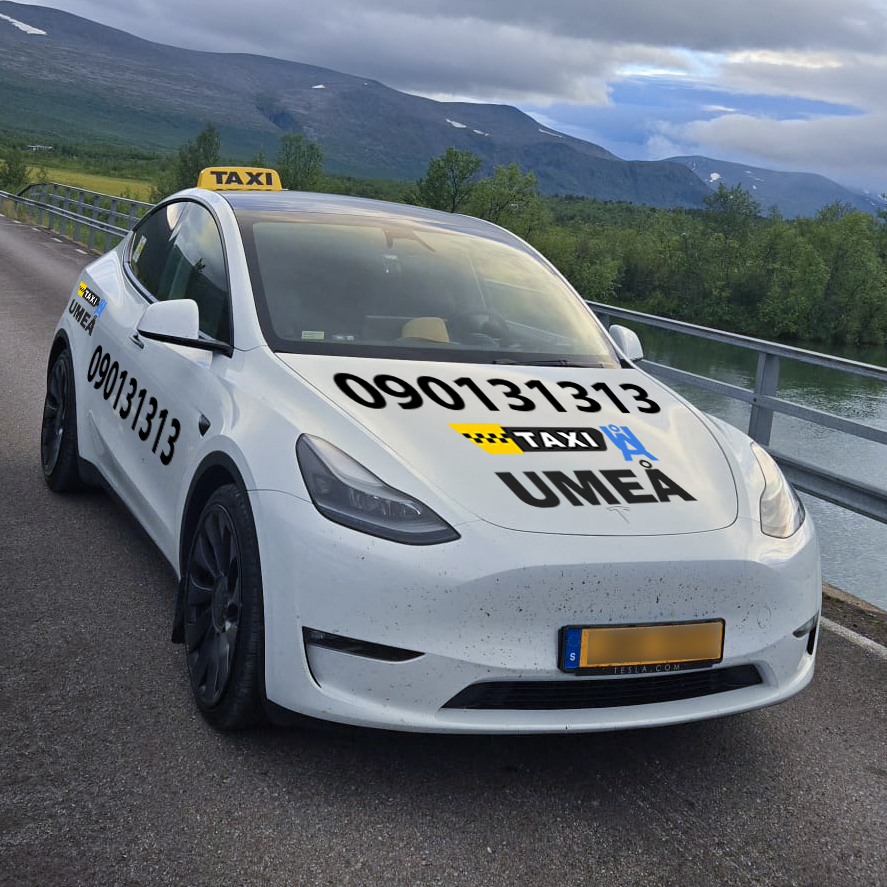 Umeå Express Taxis vita taxibil på väg genom fjällandskapet