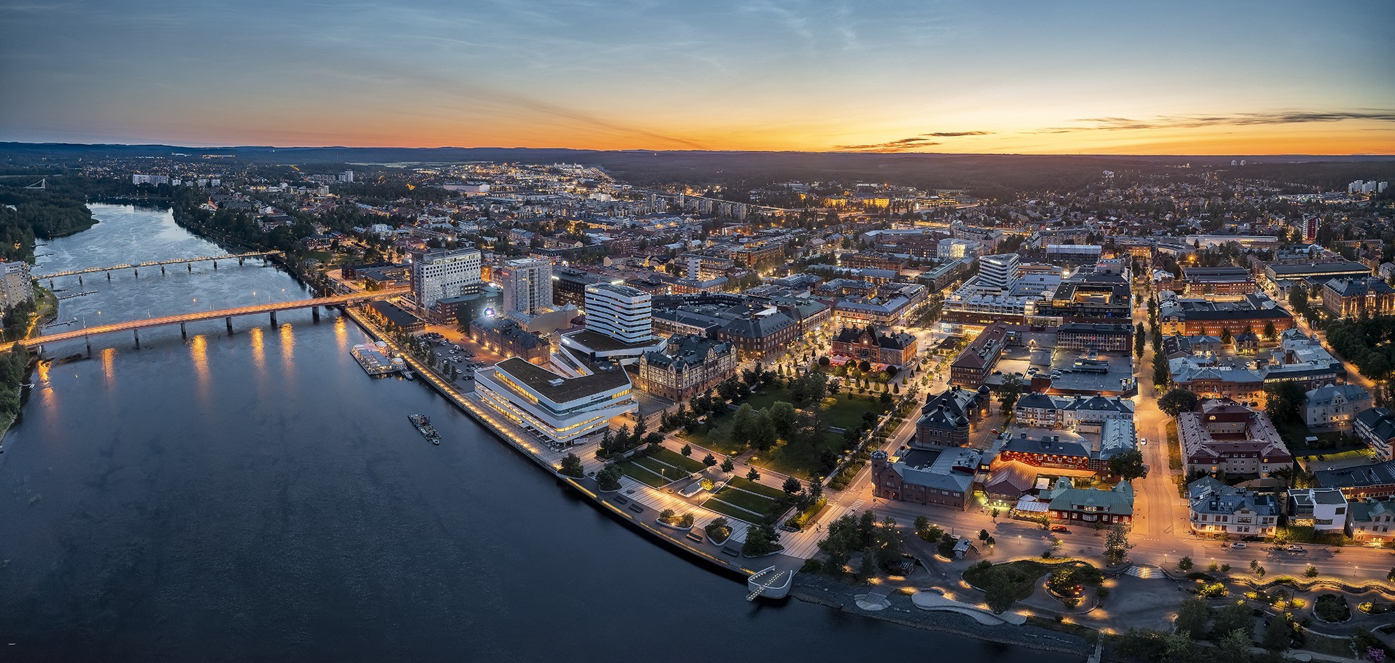 Umeå centrum och älven i skymningen
